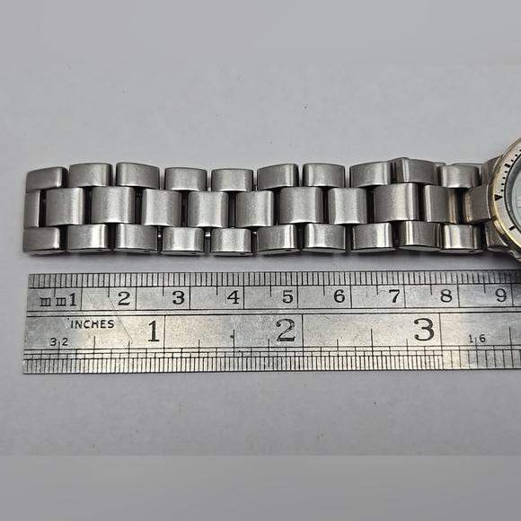 Womens Eddie Bauer SM Textured Sport Date Watch Silver Tone Date New Battery main image 5